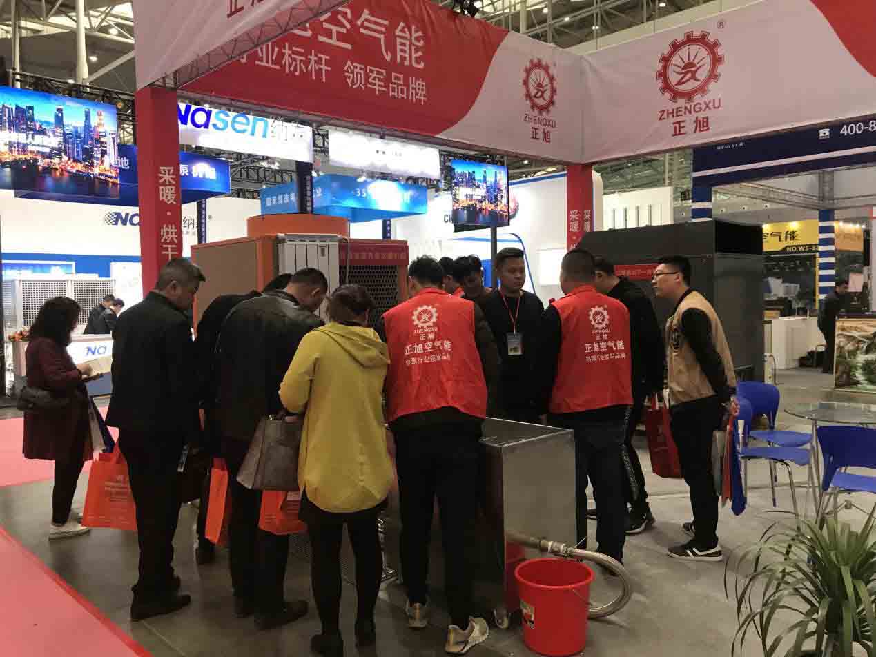 眾人觀看正旭高溫熱泵煮雞蛋 眾人觀看正旭高溫熱泵煮雞蛋