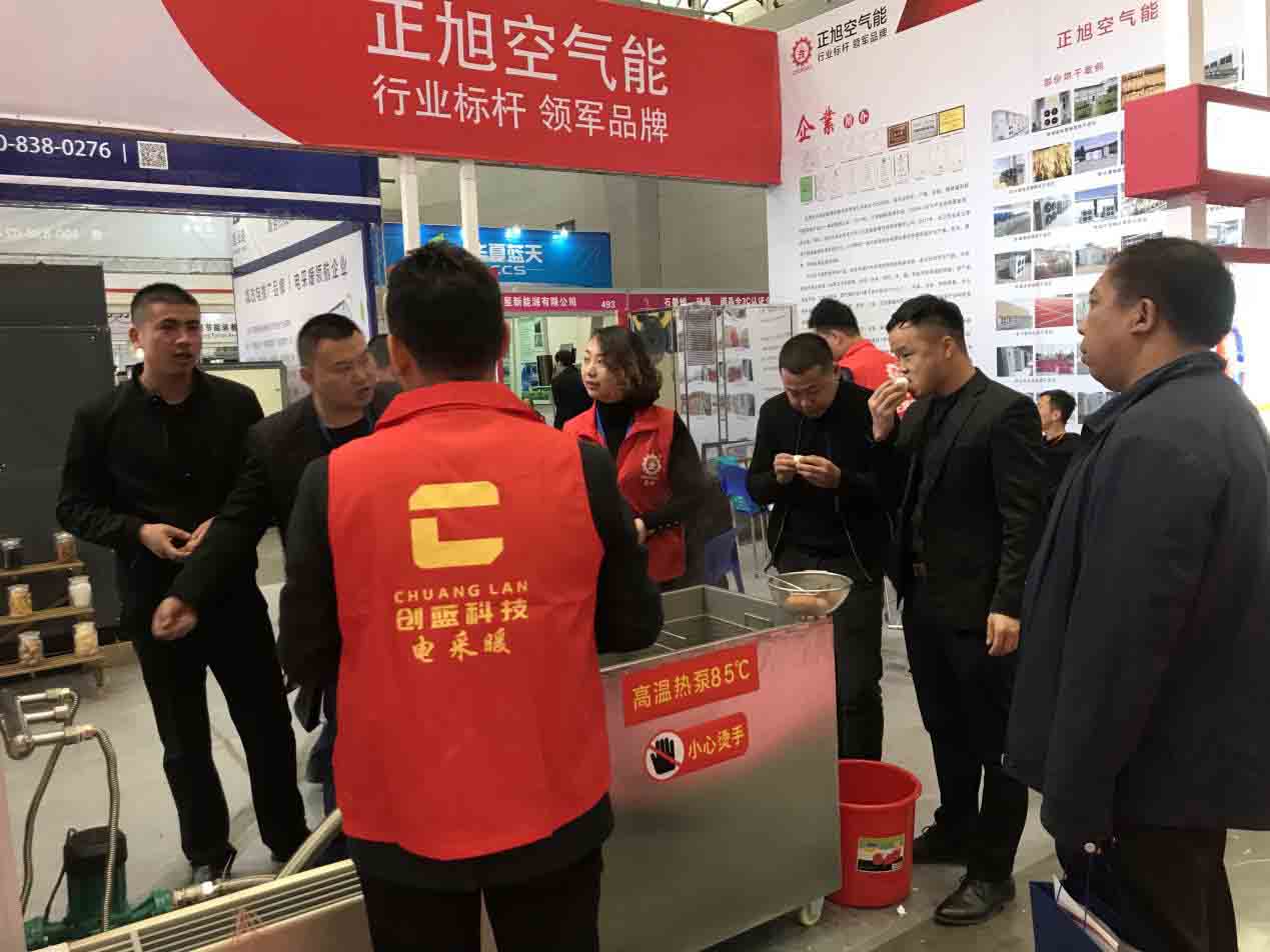 眾人觀看正旭高溫熱泵煮雞蛋 眾人觀看正旭高溫熱泵煮雞蛋