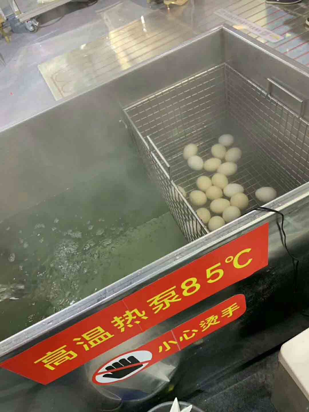 眾人觀看正旭高溫熱泵煮雞蛋 眾人觀看正旭高溫熱泵煮雞蛋